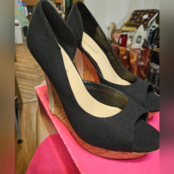 Shoedazzle peep toe cork wedge shoe. - Picture 1 of 7